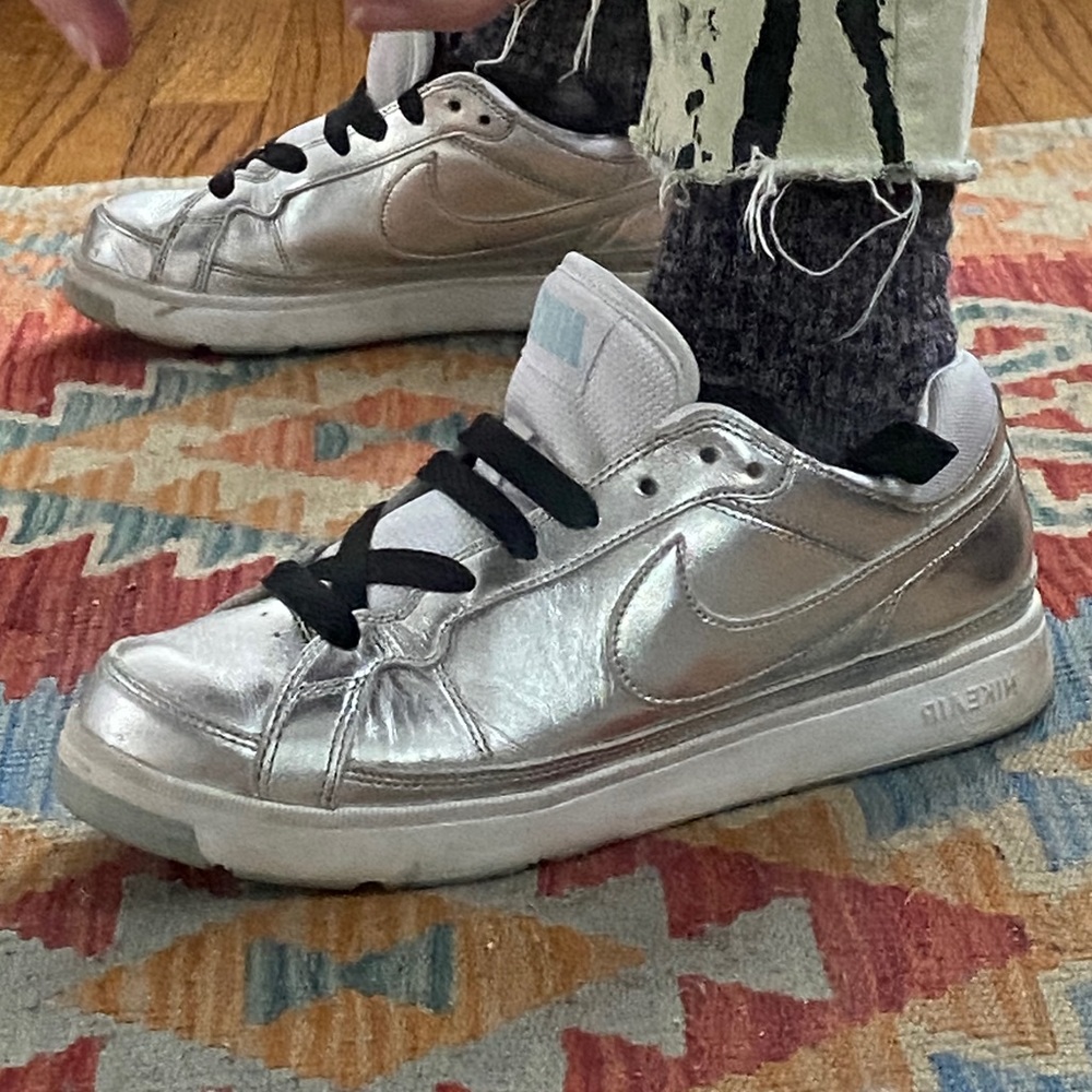 NIKE Silver skate sneaker Woman’s size 7